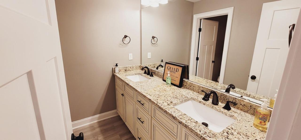 Spacious Deluxe House For You, Your Family And Friends Charlotte Exterior foto